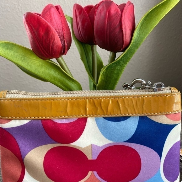 Women coach wristlet - Picture 11 of 12